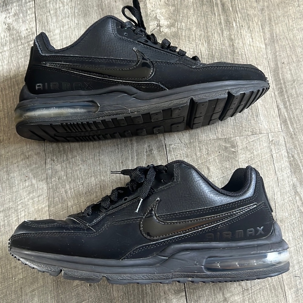 Mens 8.5 Nike airMax all black leather sneakers, good condition